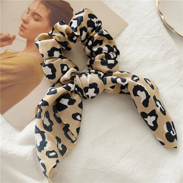 Chouchou-Scrunchie Oreilles de Lapin - Élastique à Cheveux Léopard Satin - Accessoire Tendance Femme (20cm) - ModeTrendd