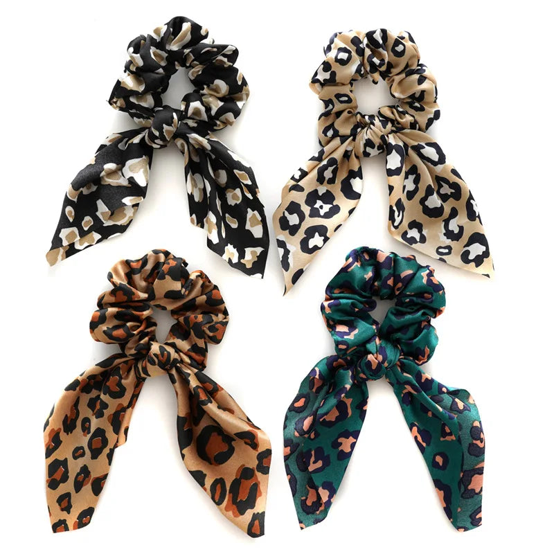 Chouchou-Scrunchie Oreilles de Lapin - Élastique à Cheveux Léopard Satin - Accessoire Tendance Femme (20cm) - ModeTrendd