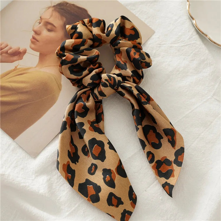 Chouchou-Scrunchie Oreilles de Lapin - Élastique à Cheveux Léopard Satin - Accessoire Tendance Femme (20cm) - ModeTrendd