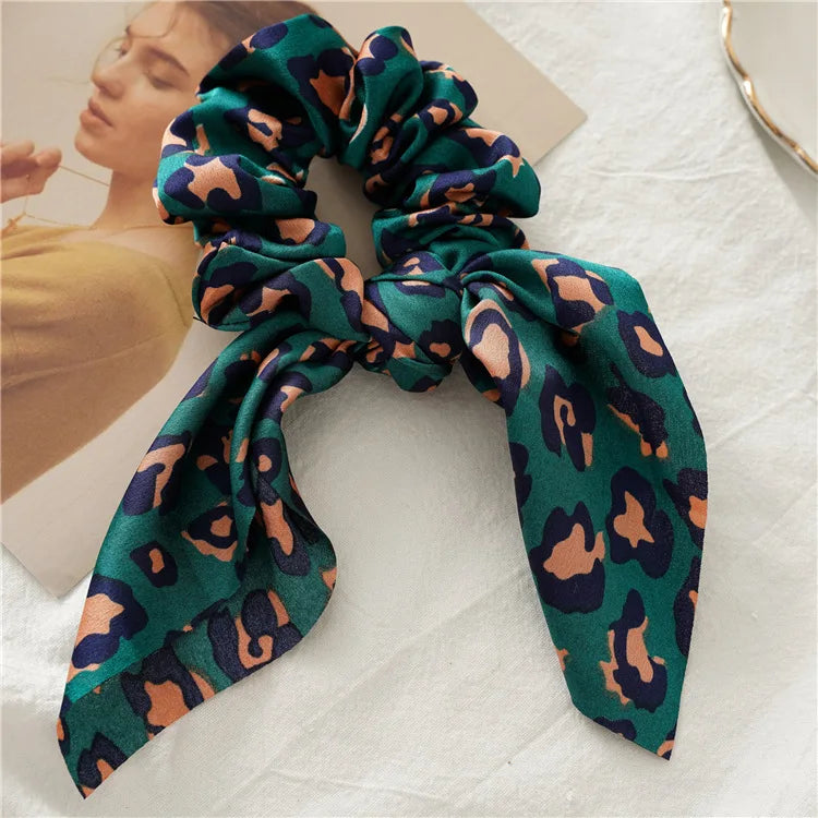 Chouchou-Scrunchie Oreilles de Lapin - Élastique à Cheveux Léopard Satin - Accessoire Tendance Femme (20cm) - ModeTrendd