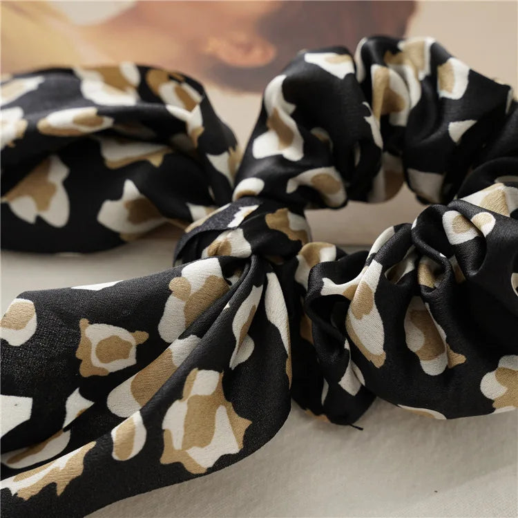 Chouchou-Scrunchie Oreilles de Lapin - Élastique à Cheveux Léopard Satin - Accessoire Tendance Femme (20cm) - ModeTrendd