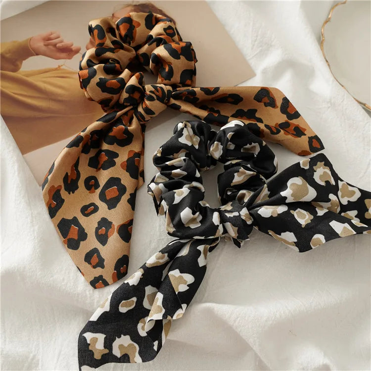 Chouchou-Scrunchie Oreilles de Lapin - Élastique à Cheveux Léopard Satin - Accessoire Tendance Femme (20cm) - ModeTrendd