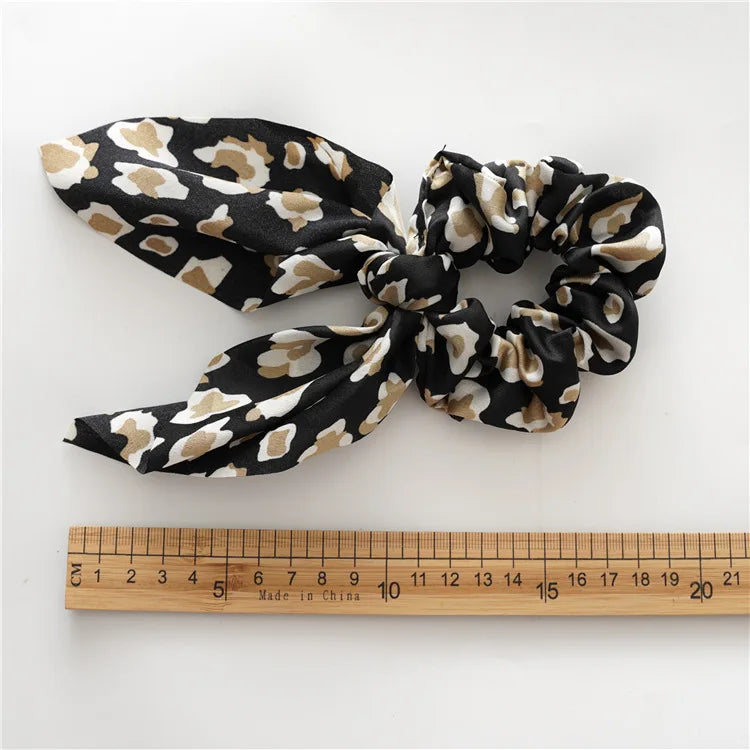 Chouchou-Scrunchie Oreilles de Lapin - Élastique à Cheveux Léopard Satin - Accessoire Tendance Femme (20cm) - ModeTrendd