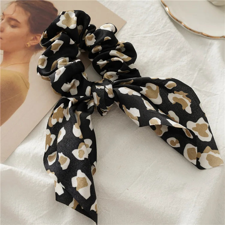Chouchou-Scrunchie Oreilles de Lapin - Élastique à Cheveux Léopard Satin - Accessoire Tendance Femme (20cm) - ModeTrendd